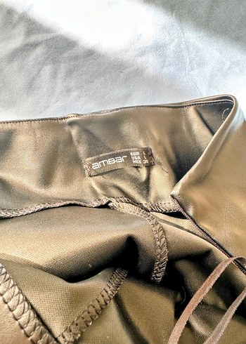 Düğmeli Parlak Kahverengi Deri Mini Etek Şort - Görsel 5