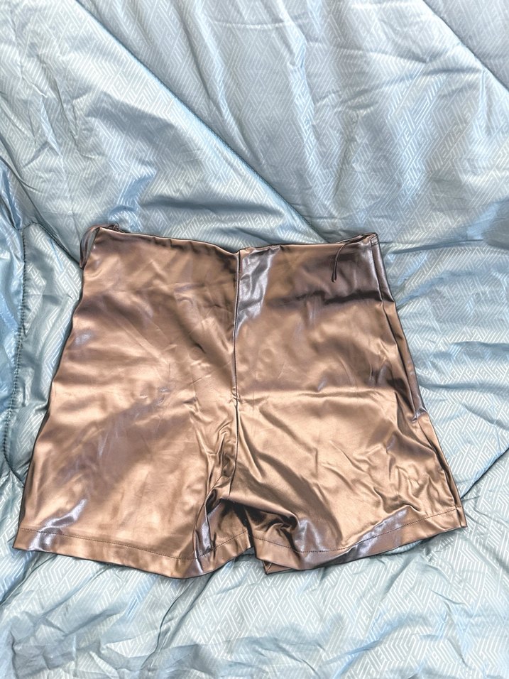 Düğmeli Parlak Kahverengi Deri Mini Etek Şort - Görsel 3