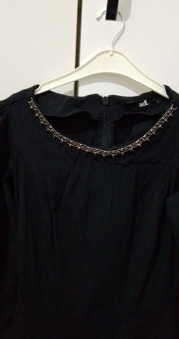 Zincir Detaylı Siyah Uzun Kollu Elbise - Görsel 2