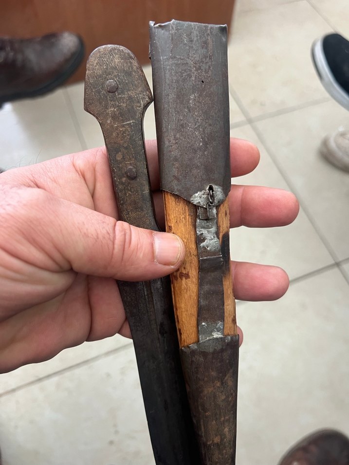 Koyu Kahverengi Paslanmış Eski kama - Görsel 3