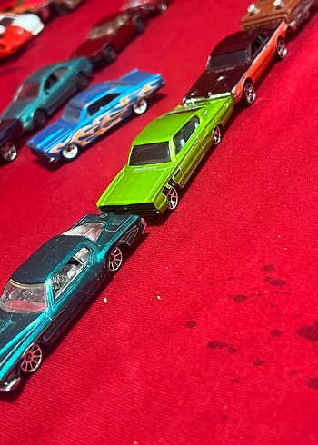 Koyu renkli çoklu oyuncak arabalar seti - Görsel 6