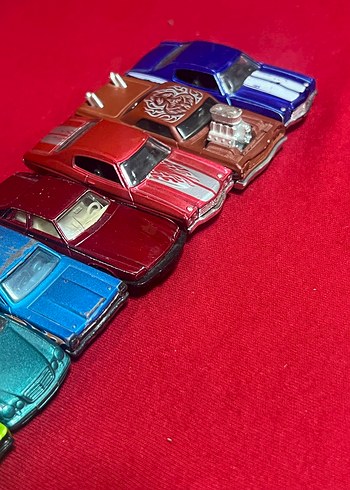 Koyu renkli çoklu oyuncak arabalar seti - Görsel 2