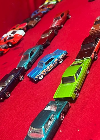 Koyu renkli çoklu oyuncak arabalar seti - Görsel 10