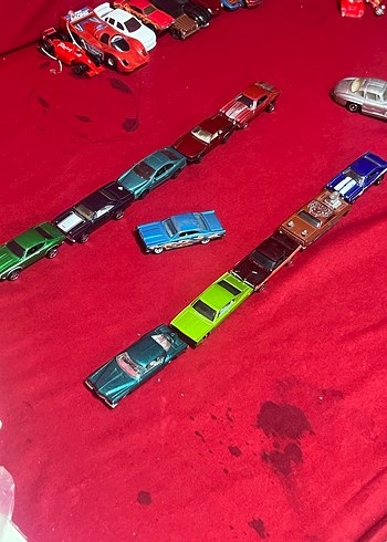 Koyu renkli çoklu oyuncak arabalar seti - Görsel 5