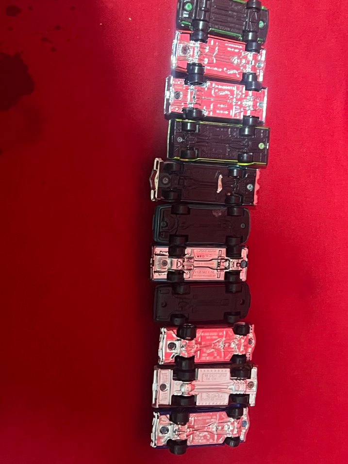 Koyu renkli çoklu oyuncak arabalar seti - Görsel 3