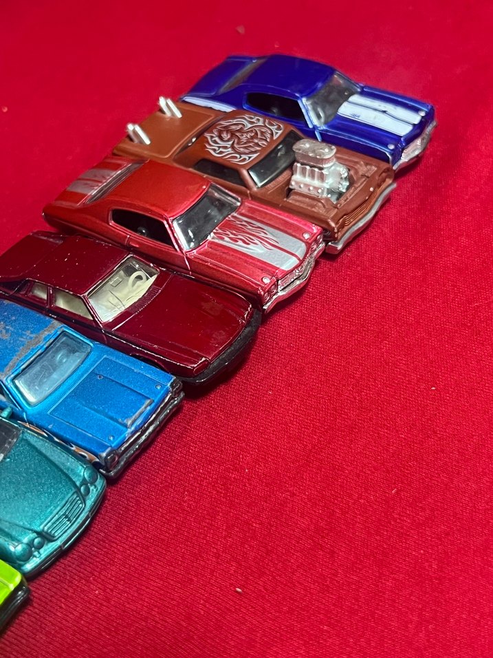 Koyu renkli çoklu oyuncak arabalar seti - Görsel 2