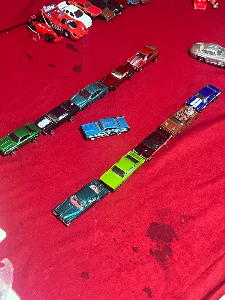 Koyu renkli çoklu oyuncak arabalar seti - Görsel 5