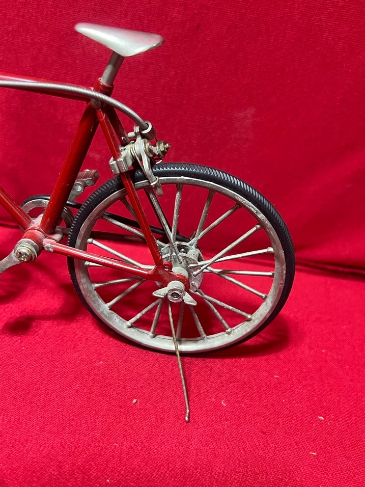 Kırmızı Renkli Üç Tekerlekli Bisiklet - Görsel 2