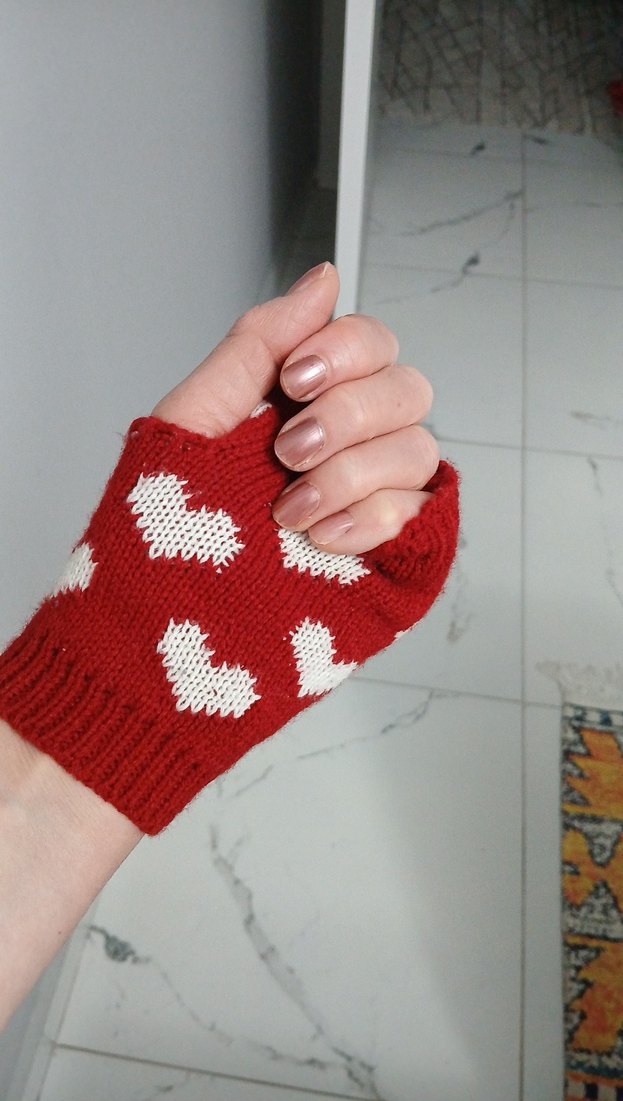 Kırmızı Kalp Desenli Örgü Eldiven - Görsel 3