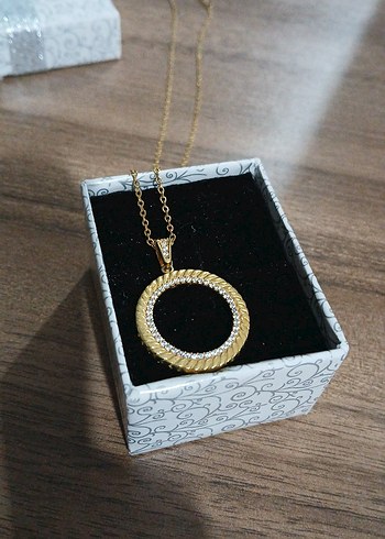 Zincir Detaylı Altın Renkli Yılan Derisi Kolye - Görsel 3