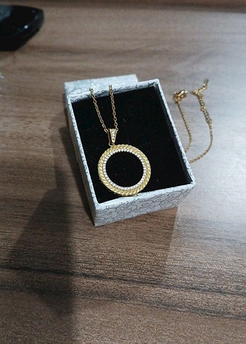 Zincir Detaylı Altın Renkli Yılan Derisi Kolye - Görsel 4