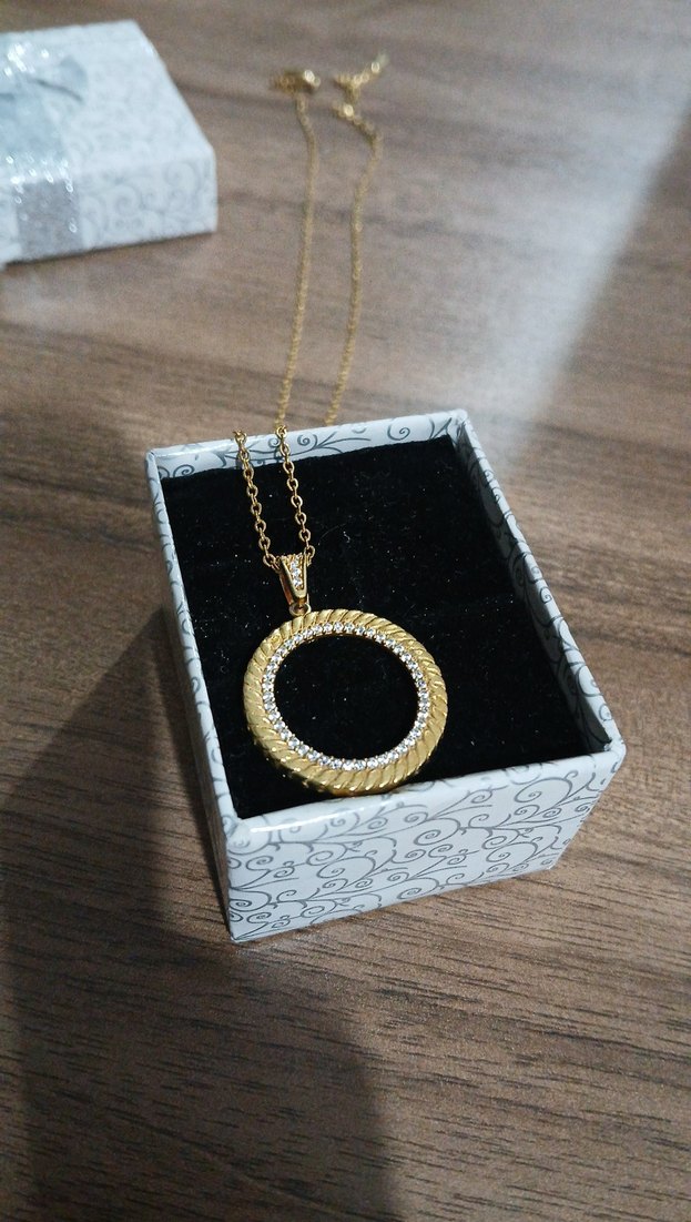 Zincir Detaylı Altın Renkli Yılan Derisi Kolye - Görsel 3