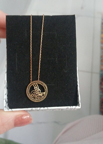 Uzun Zincirli Altın Renkli Kadın Kolye - Görsel 4