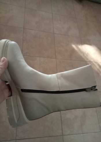 Yüksek Topuklu Beyaz Çiçek Desnli Bağcıklı Kadın Botu 37 39 deri - Görsel 2