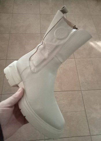 Yüksek Topuklu Beyaz Çiçek Desnli Bağcıklı Kadın Botu 37 39 deri - Görsel 3