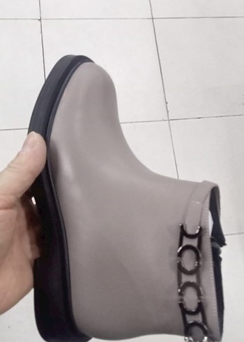 Gri Zincir Detaylı Kadın Bot - Görsel 2