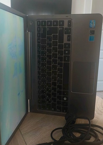 Gri Renkli Laptop Bilgisayar - Görsel 2