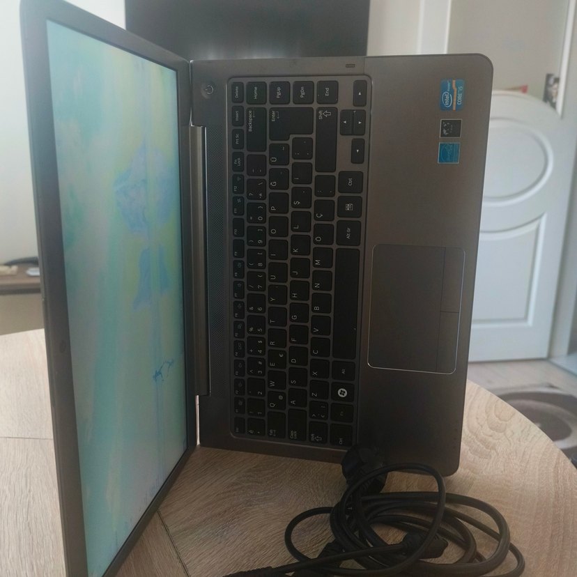 Gri Renkli Laptop Bilgisayar - Görsel 2