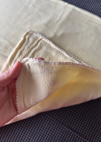 Beyaz Parlak Düz Battaniye - Görsel 3