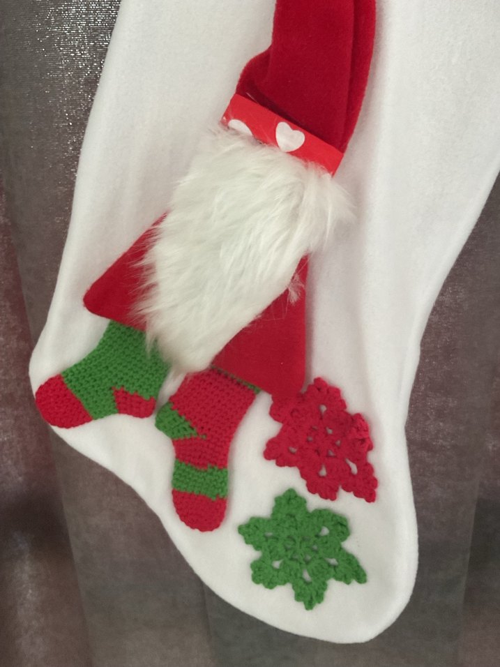 Renkli Noel Baba Desenli Kırmızı Yılbaşı Çorabı - Görsel 2