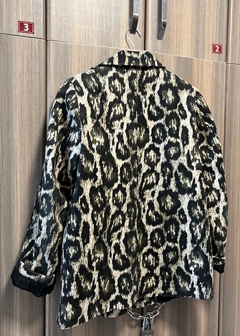 Parlak Yılan Desenli Kadın Midi Kaban - Görsel 4