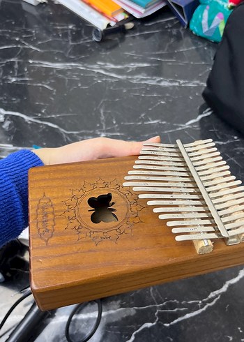 Kelebek Desenli Kahverengi Kalimba - Görsel 2