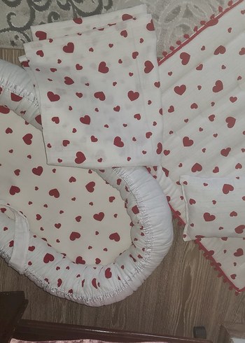 Kırmızı Kalp Desenli Bebek Taşıma Yatağı - Görsel 2