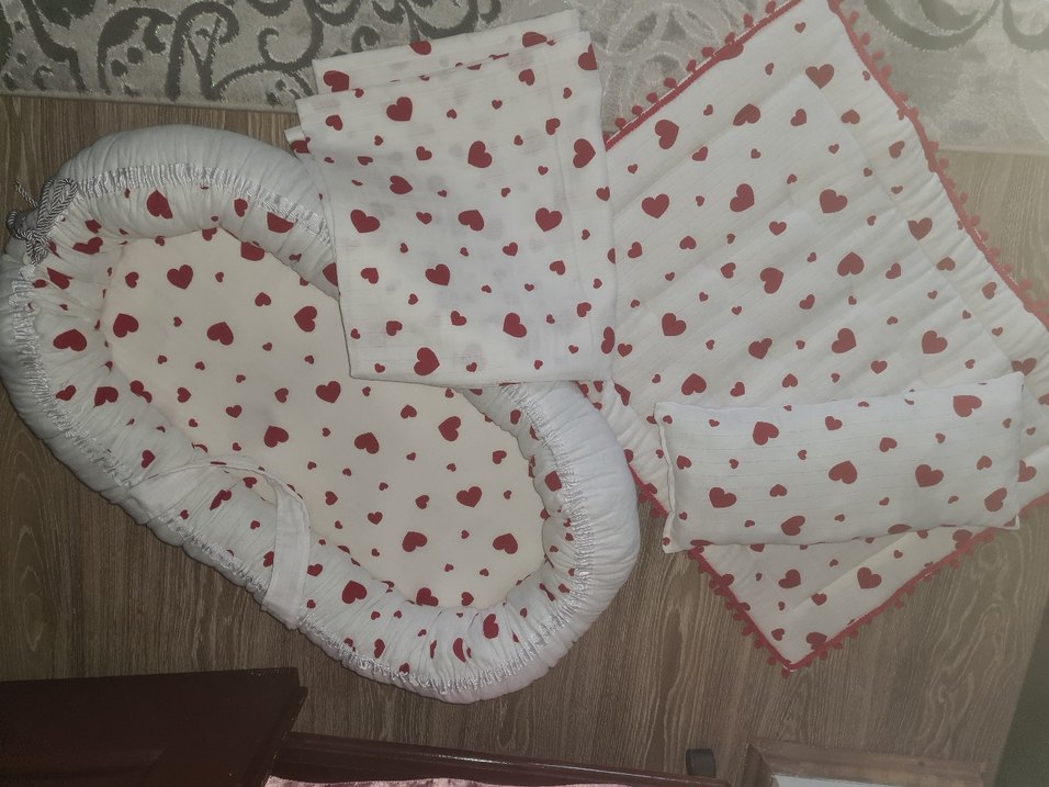Kırmızı Kalp Desenli Bebek Taşıma Yatağı - Görsel 2