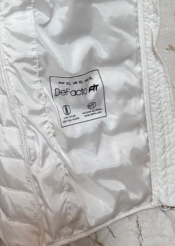 Kadın Beyaz Kapüşonlu Fermuarlı Ceket - Görsel 4