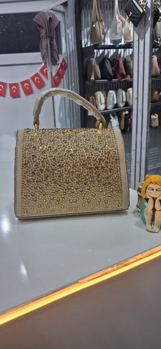 Altın Renkli Boncuk İşlemeli Deri Kadın Çantası - Görsel 3