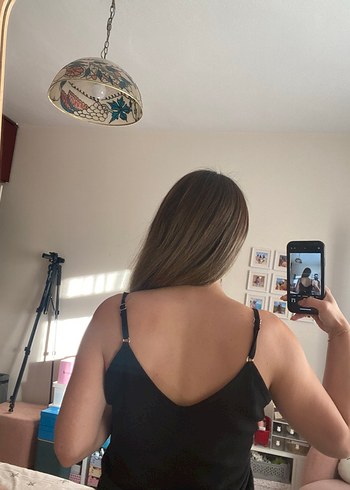 V Yaka Siyah Saten Kadın Atlet - Görsel 4