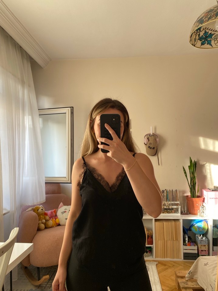 V Yaka Siyah Saten Kadın Atlet - Görsel 2