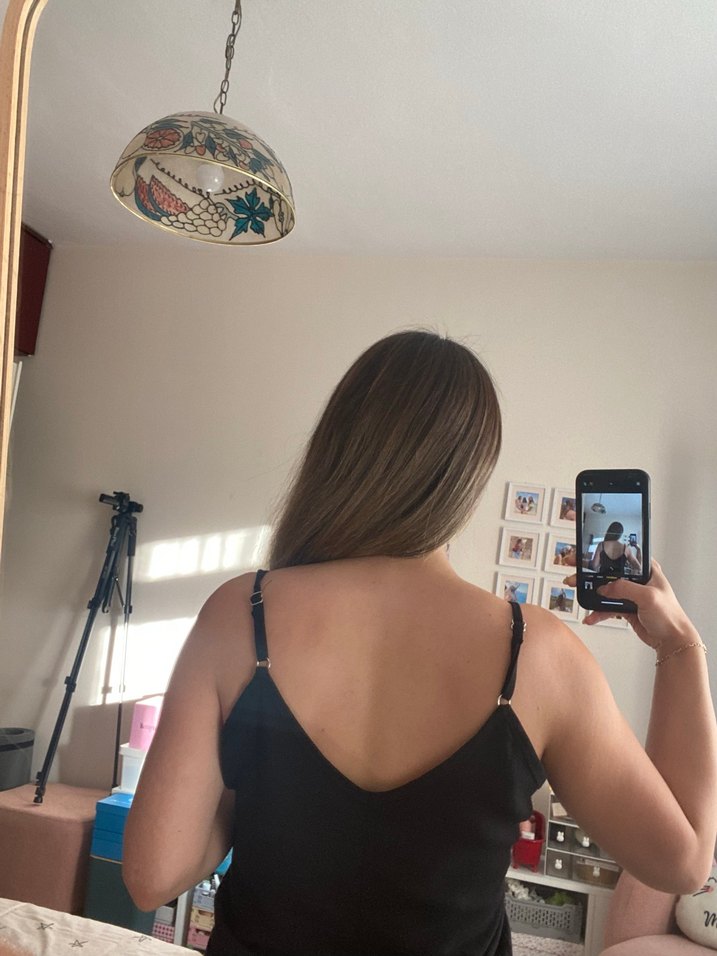 V Yaka Siyah Saten Kadın Atlet - Görsel 4