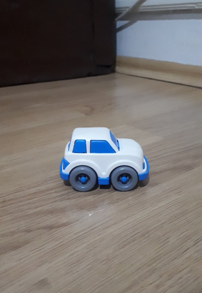 Beyaz Minyatür Oyuncak Araba - Görsel 2