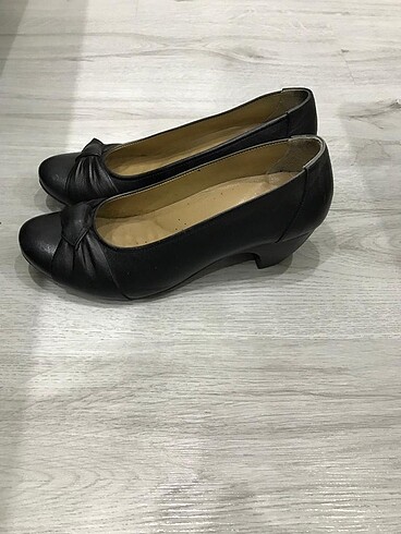 Hafif topuklu siyah ayakkabı