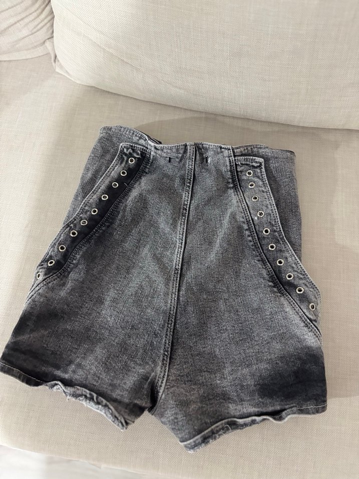 Gri Kemerli Mini Denim Şort - Görsel 2