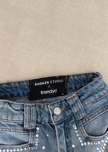 Pul İşlemeli Püsküllü Mini Kot Şort - Görsel 2