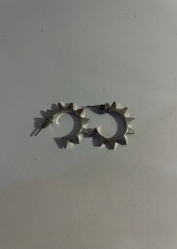 H&M Gri Punk Tarzı Tokalı Küçük Küpeler - Görsel 2