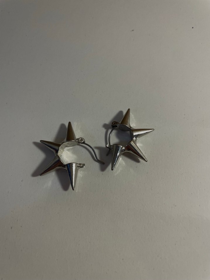 H&M Gri Punk Tarzı Tokalı Küçük Küpeler - Görsel 3