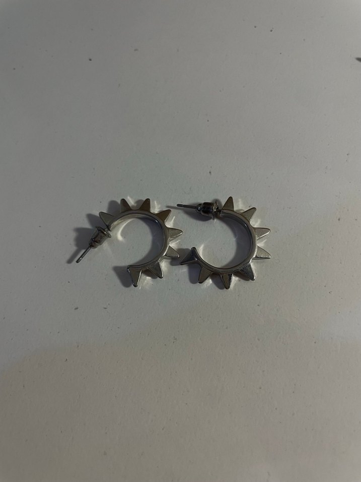 H&M Gri Punk Tarzı Tokalı Küçük Küpeler - Görsel 2