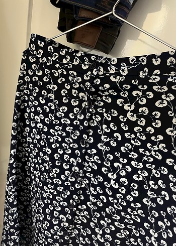 Düğmeli Siyah Desenli Midi Etek - Görsel 2