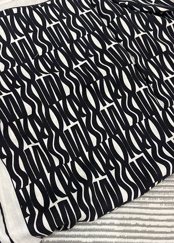 Siyah Baskılı Modern Masa Örtüsü - Görsel 3