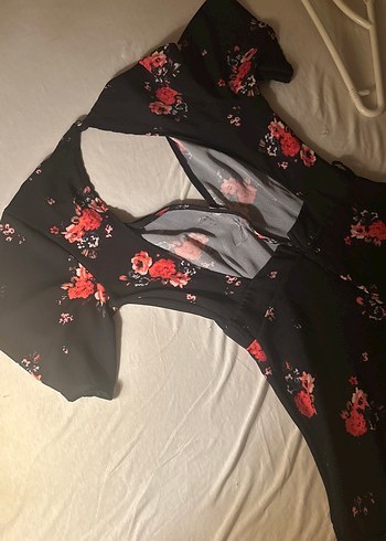 V Yaka Siyah Çiçekli Kadın Tulum - Görsel 2