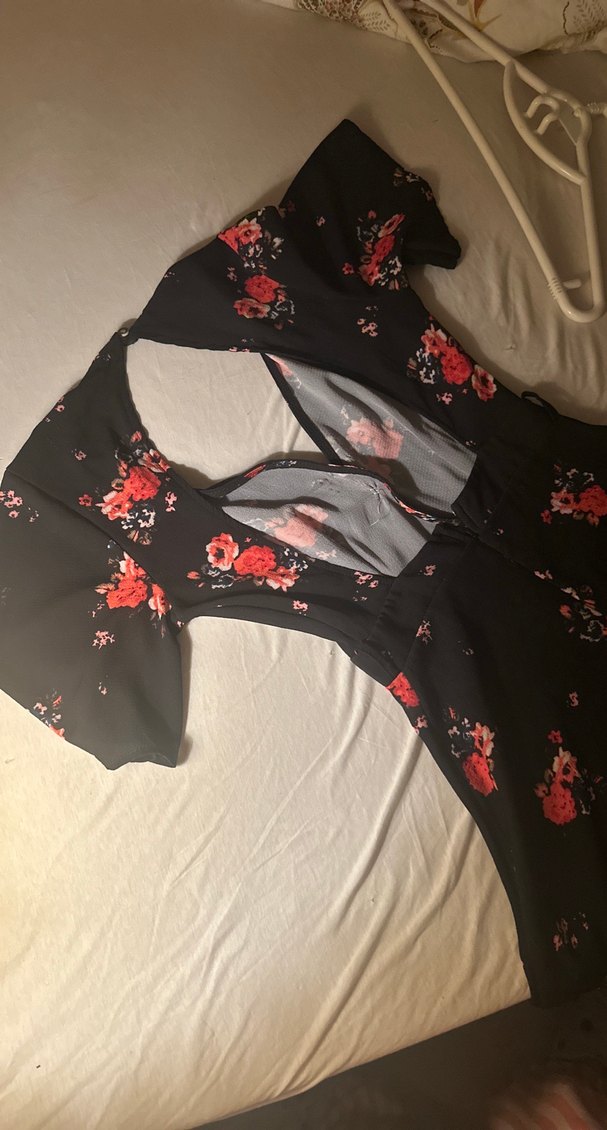 V Yaka Siyah Çiçekli Kadın Tulum - Görsel 2