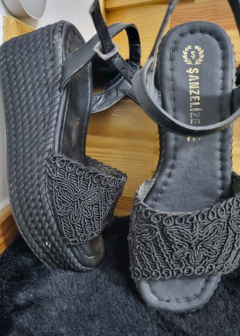 Siyah Nakışlı Dolgu Topuklu Kadın Sandalet - Görsel 3