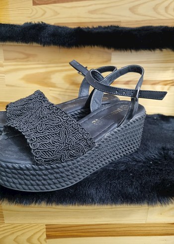 Siyah Nakışlı Dolgu Topuklu Kadın Sandalet - Görsel 2
