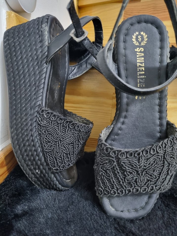 Siyah Nakışlı Dolgu Topuklu Kadın Sandalet - Görsel 3