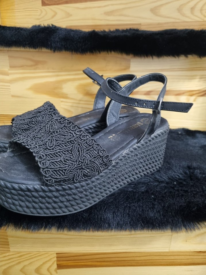 Siyah Nakışlı Dolgu Topuklu Kadın Sandalet - Görsel 2