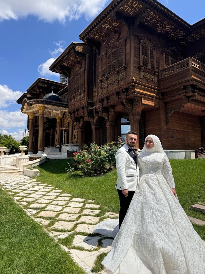 Uzun Kollu İşlemeli Beyaz Tesettür Gelinlik - Görsel 4