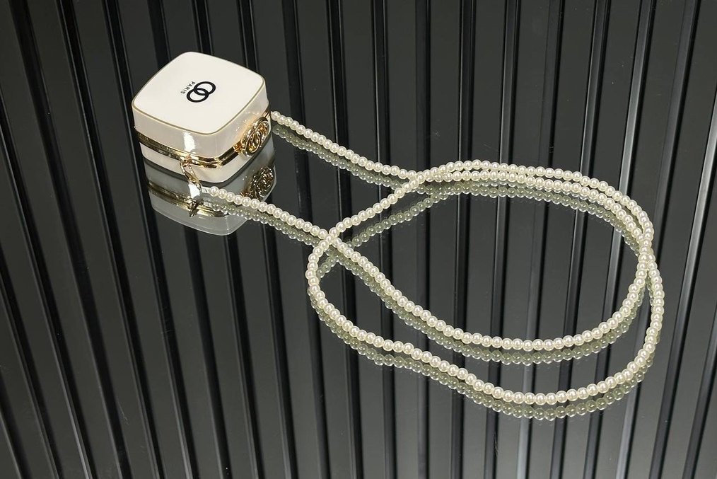 Chanel Zarif Zincir Detaylı Beyaz Vücut Zinciri - Görsel 4